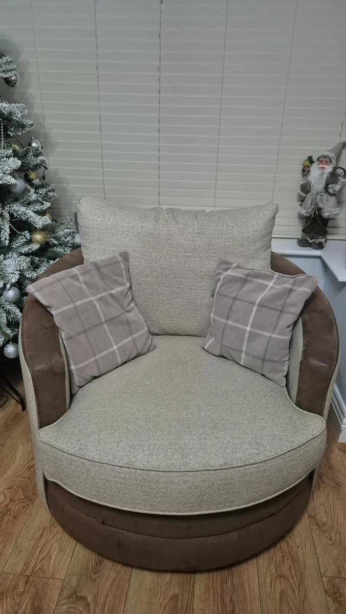 Couches excellent condition. Only in person. - Image 3