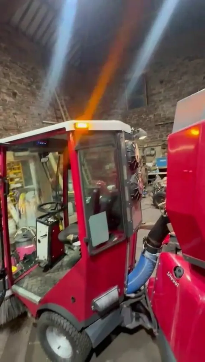 Euromec diesel 34hp road sweeper roadsweeper - Image 4