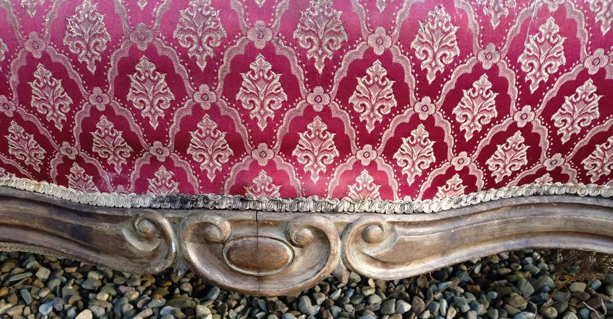 VINTAGE COUCH & TWO CHAIR (WATER DAMAGED). - Image 2