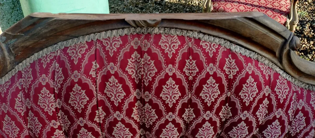 VINTAGE COUCH & TWO CHAIR (WATER DAMAGED). - Image 3