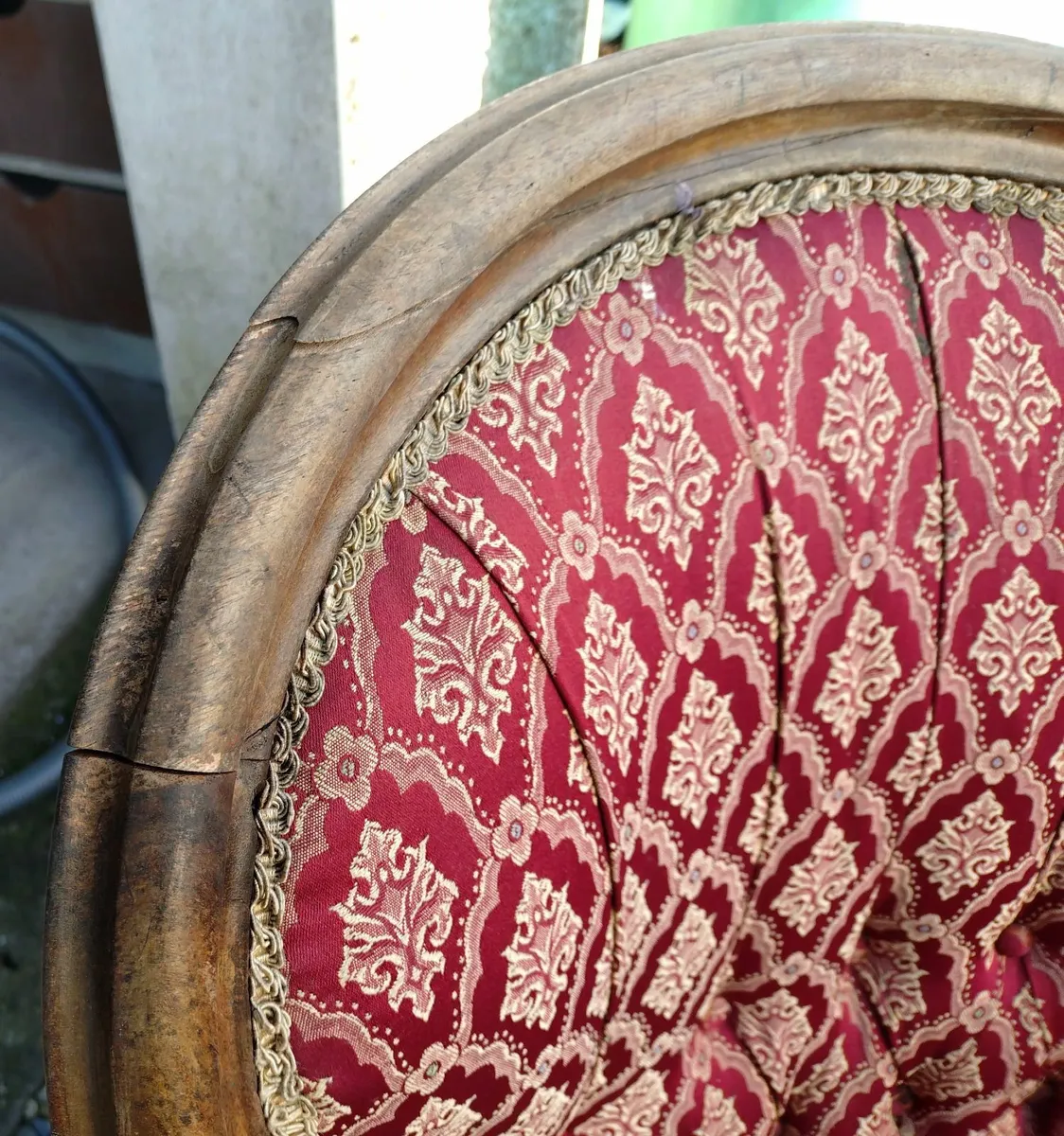 VINTAGE COUCH & TWO CHAIR (WATER DAMAGED). - Image 4