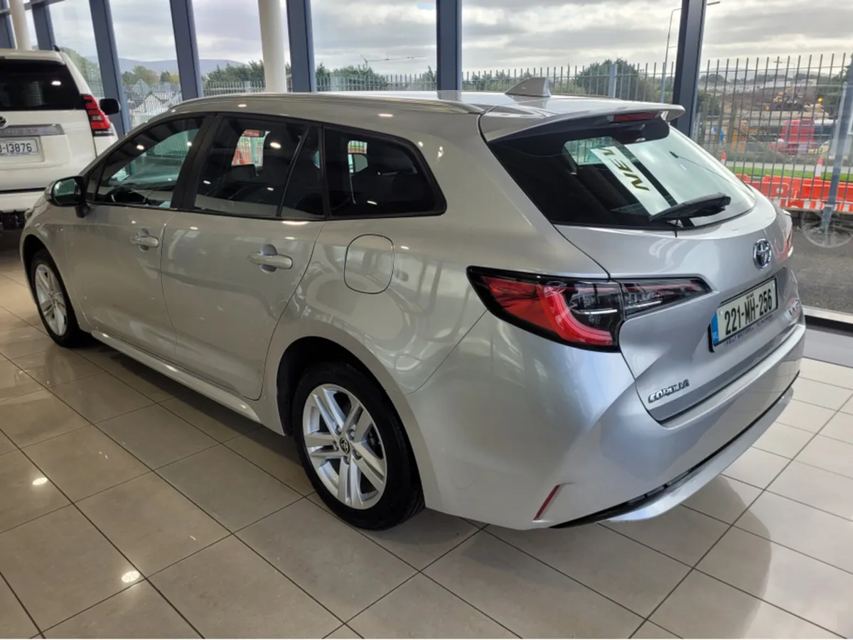 Toyota Corolla HYB 1.8 LUNA TS 4DR AUTO - Image 3