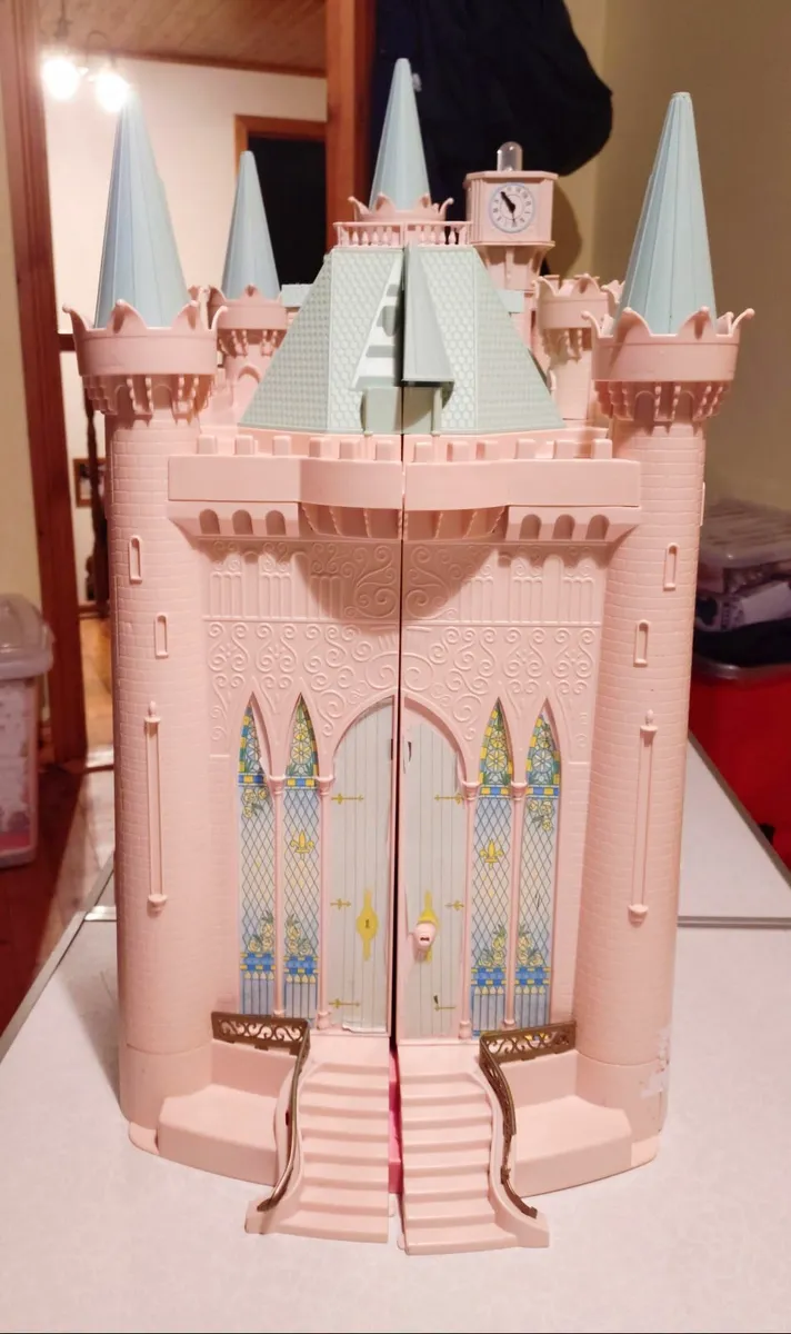PLASTIC PRINCESS  CASTLE (USED). - Image 1