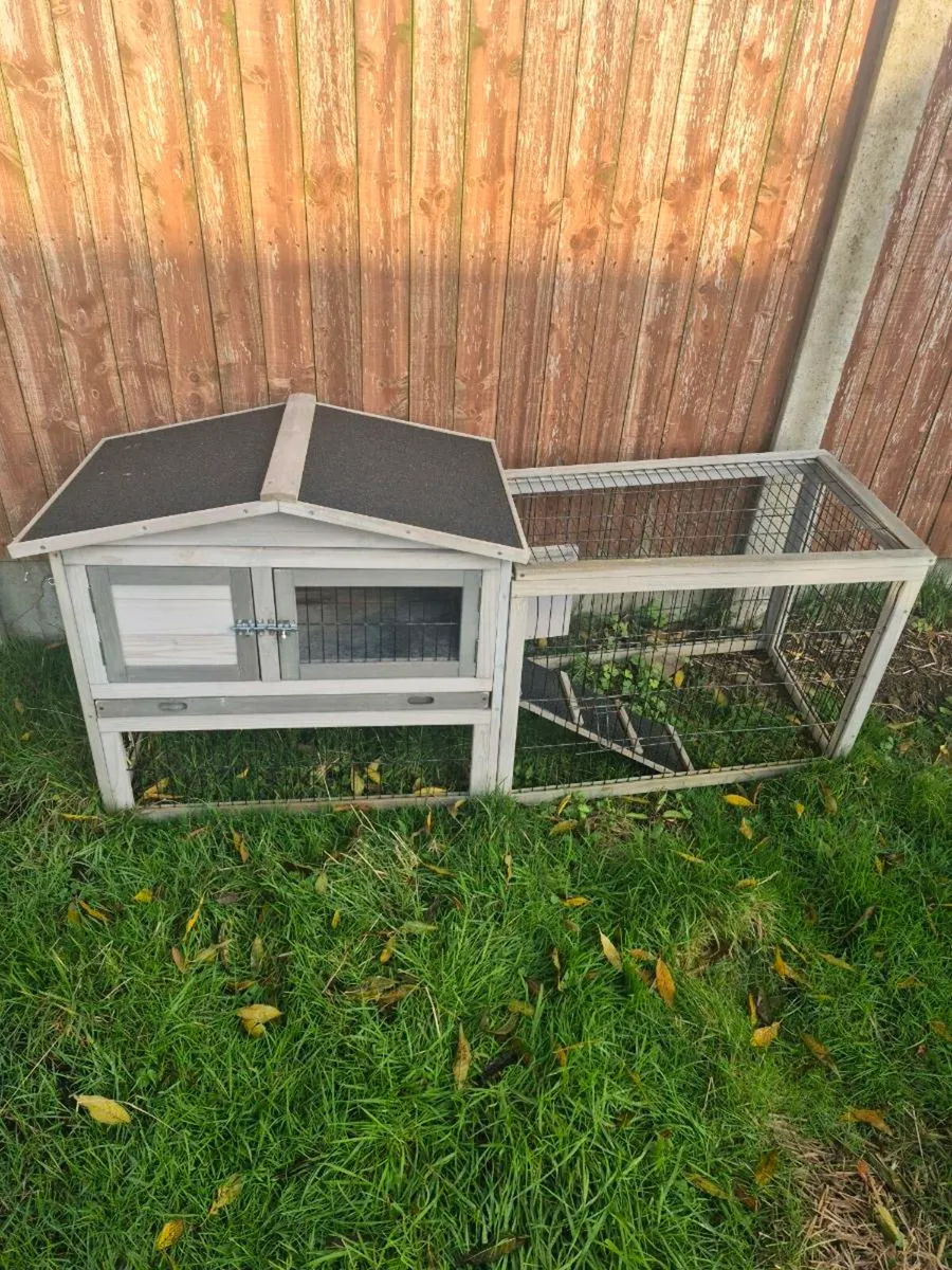 Rabbit hutch - Image 1