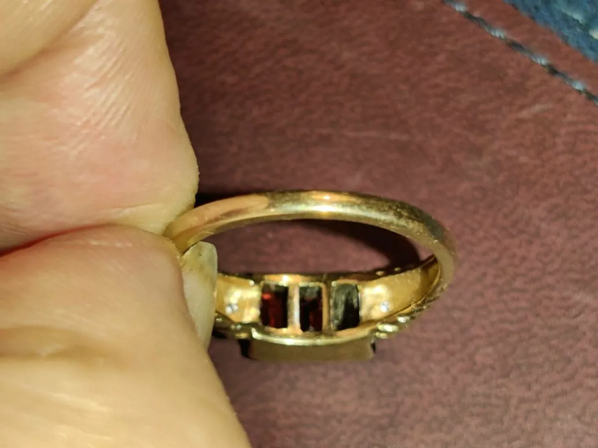 SQUARE RED GARNETS, 9CT Gold New Unisex Ring ! - Image 3
