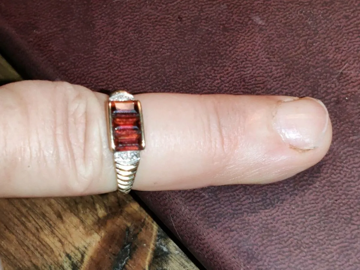 SQUARE RED GARNETS, 9CT Gold New Unisex Ring ! - Image 4