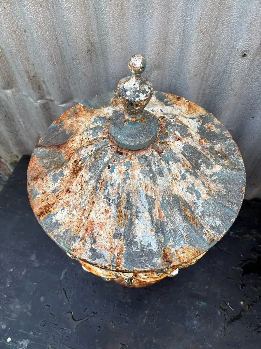 Antique cast iron garden urns a matching pair - Image 4