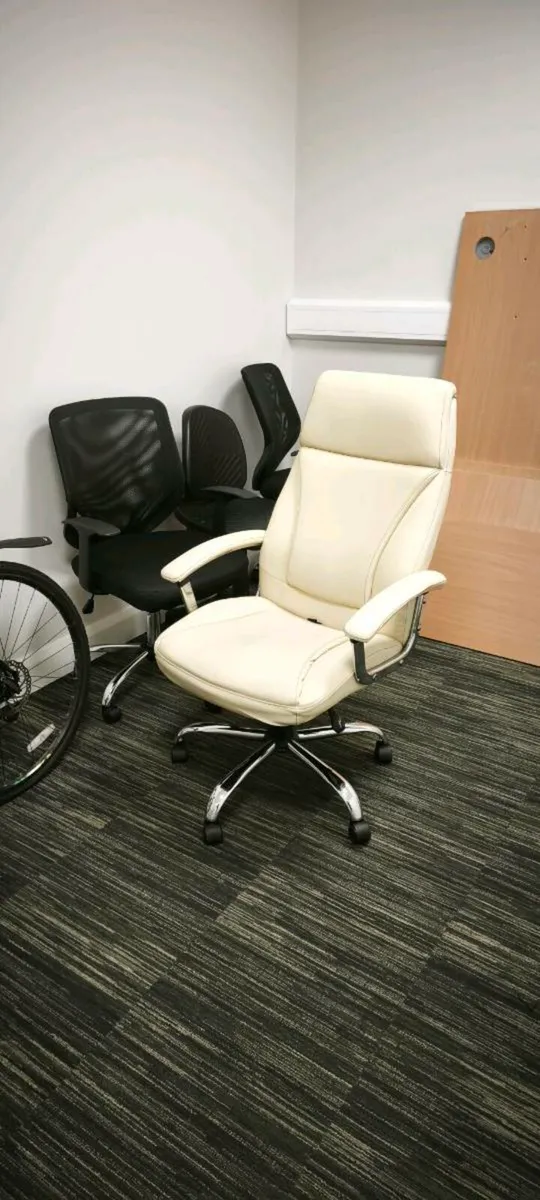 Office chairs and desk - Image 2