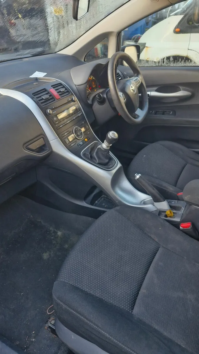 Toyota Auris 2012 - Image 2