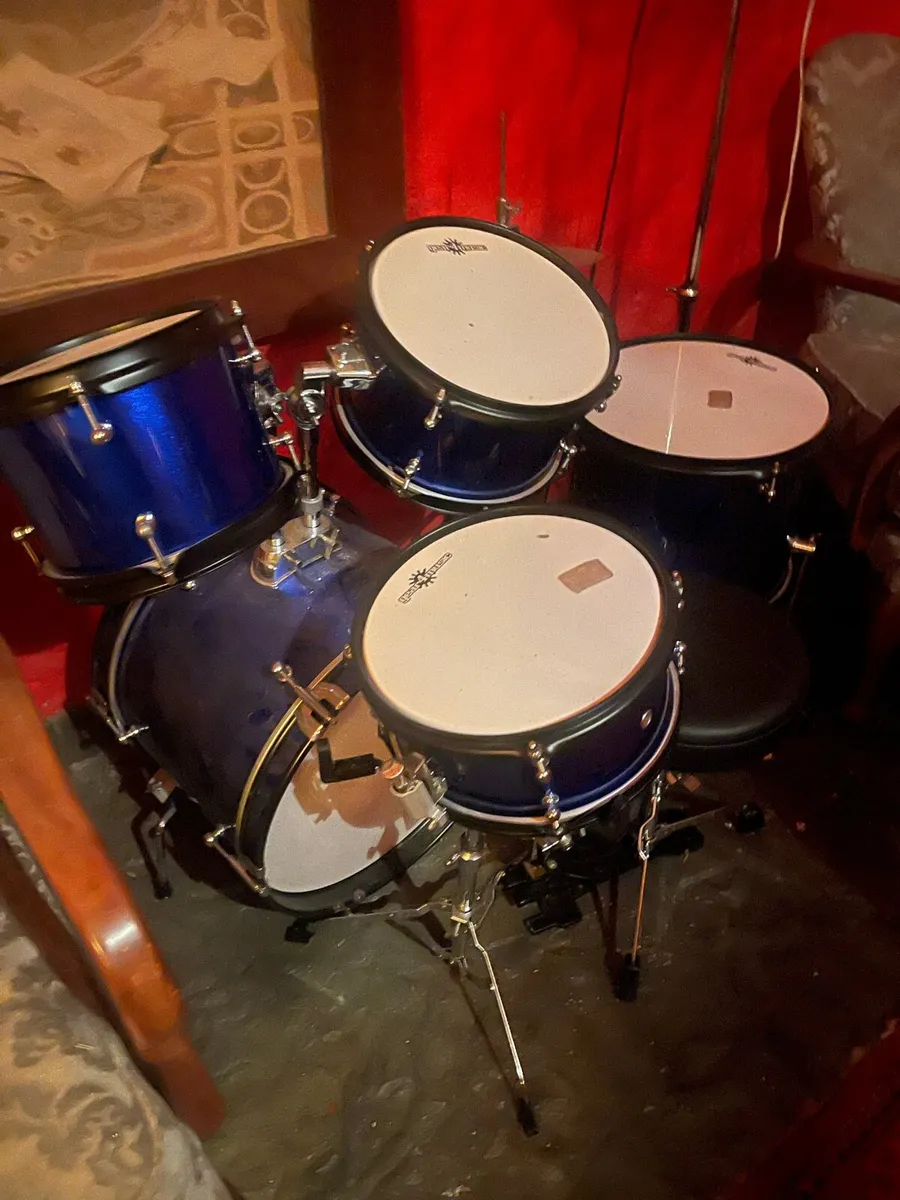 Child’s drum set - Image 1