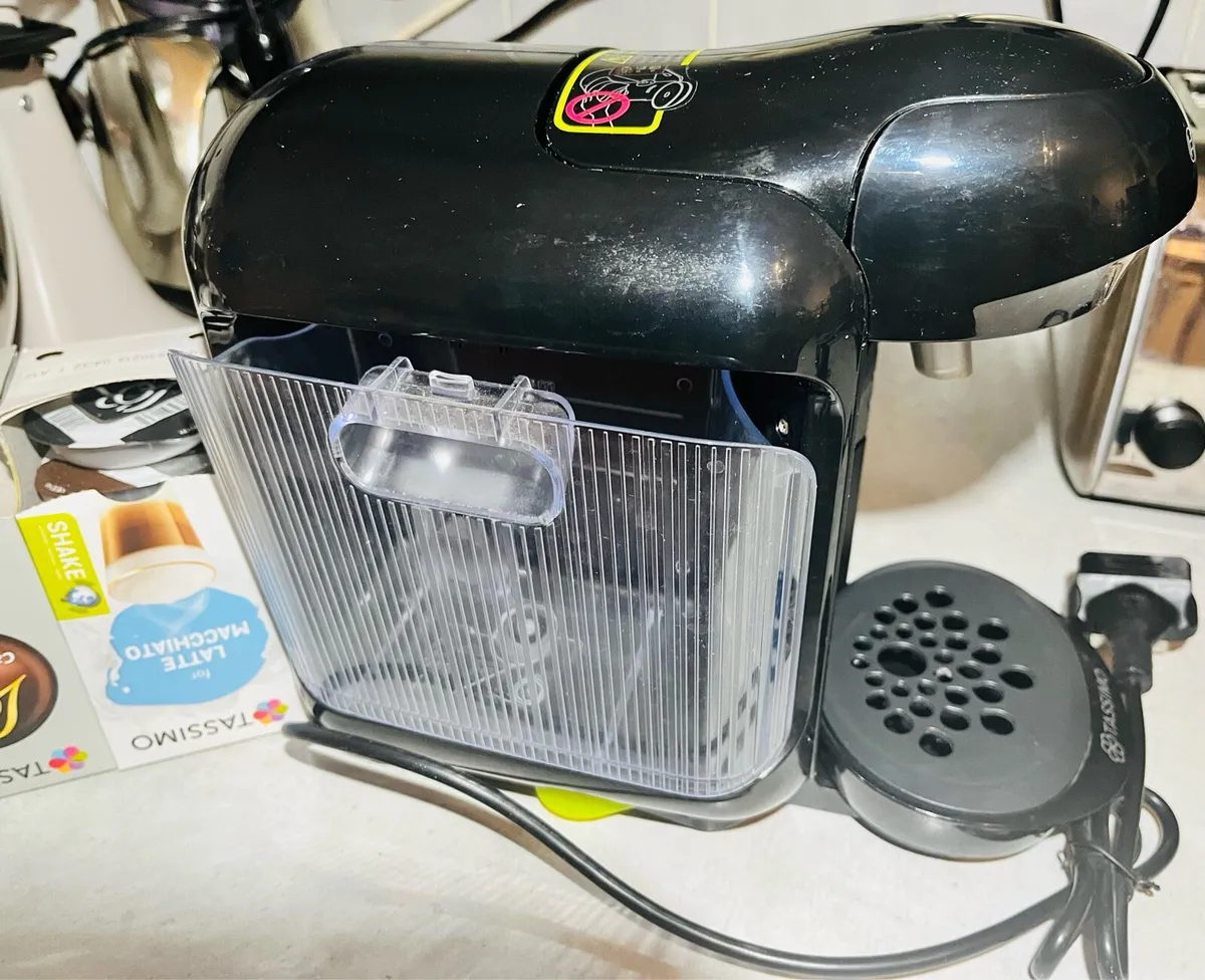 Coffee machine with coffee capsules - Image 1