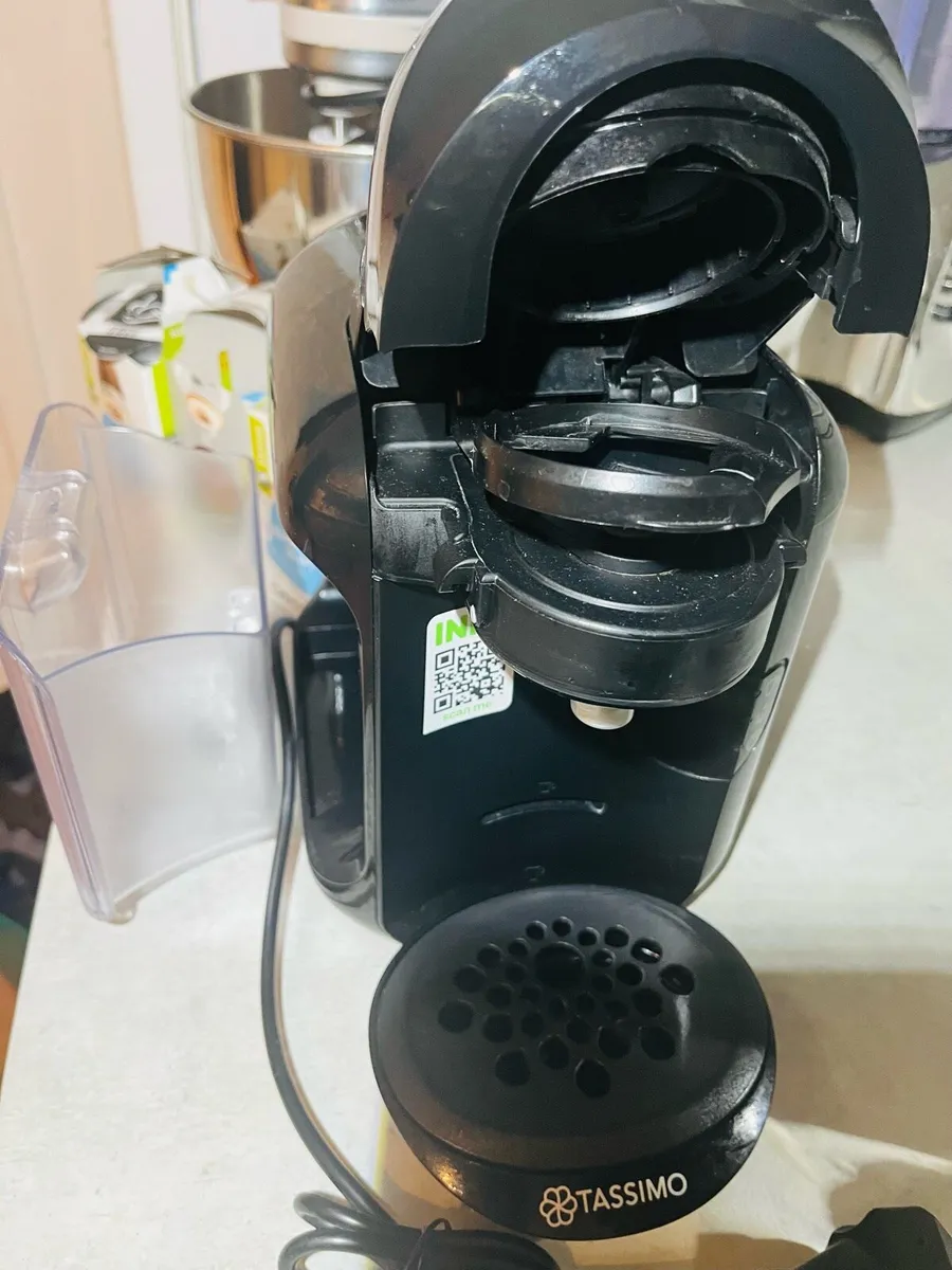 Coffee machine with coffee capsules - Image 2