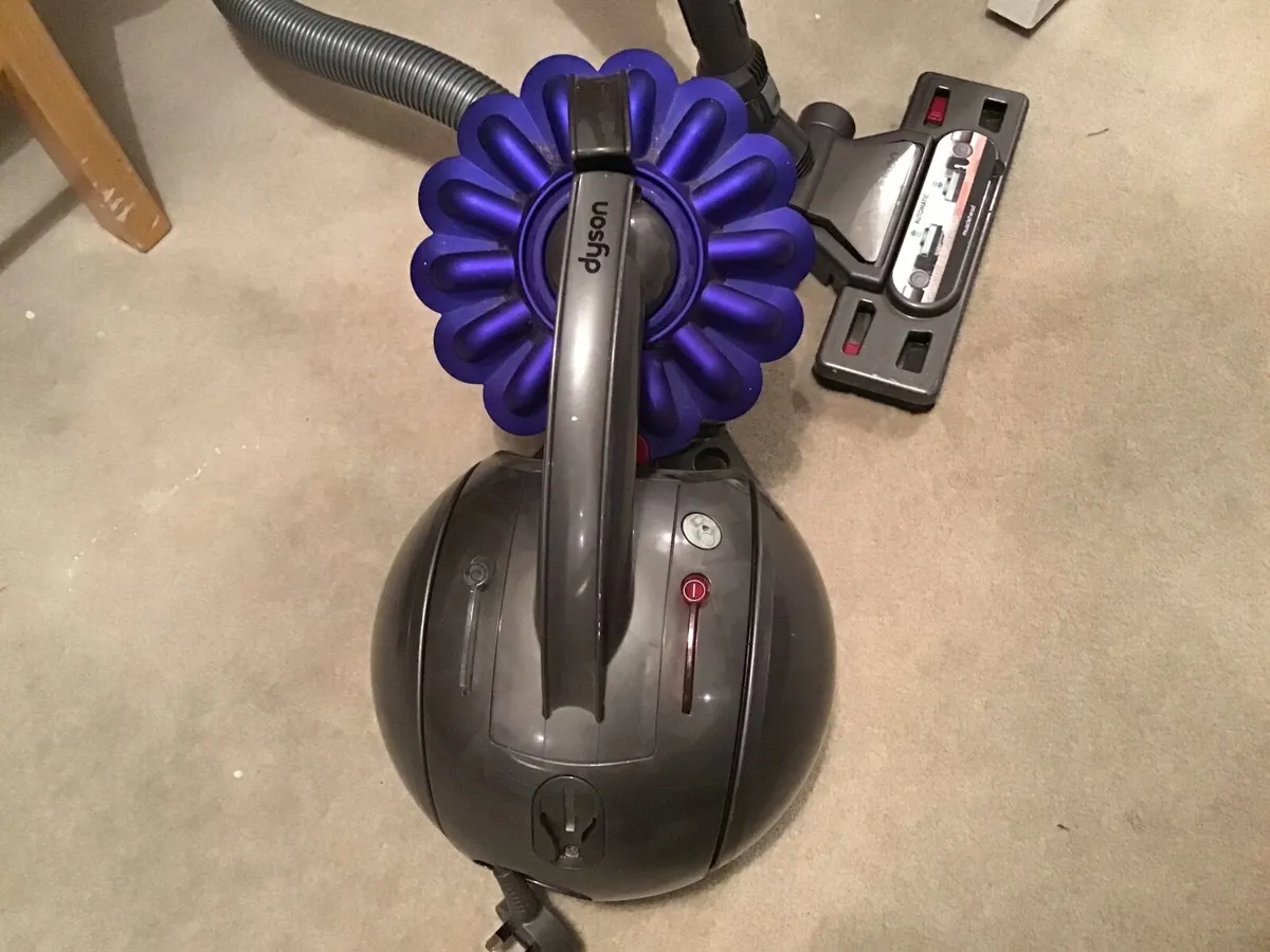 Vacuum Cleaner - Dyson Ball - Image 4