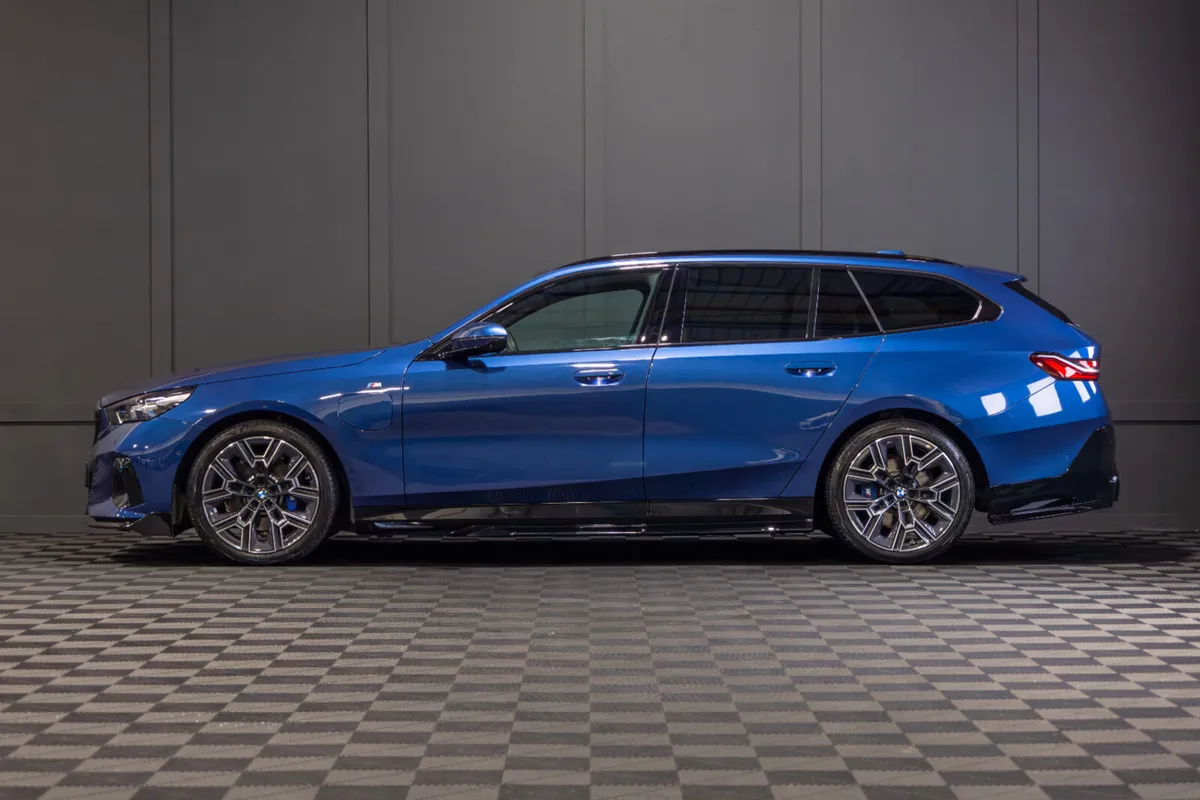 2025 BMW 5-Series 530e M-Sport (G61) - Image 3