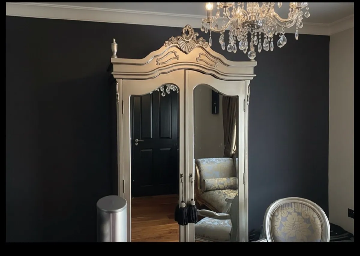 Wardrobe in perfect same as new - Image 1