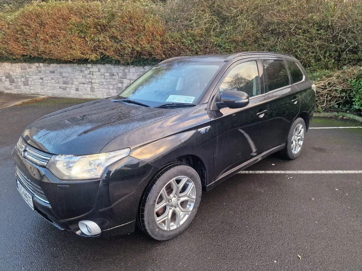 Mitsubishi Outlander 2015 2.0Petrol Plug-In Hybrid - Image 1
