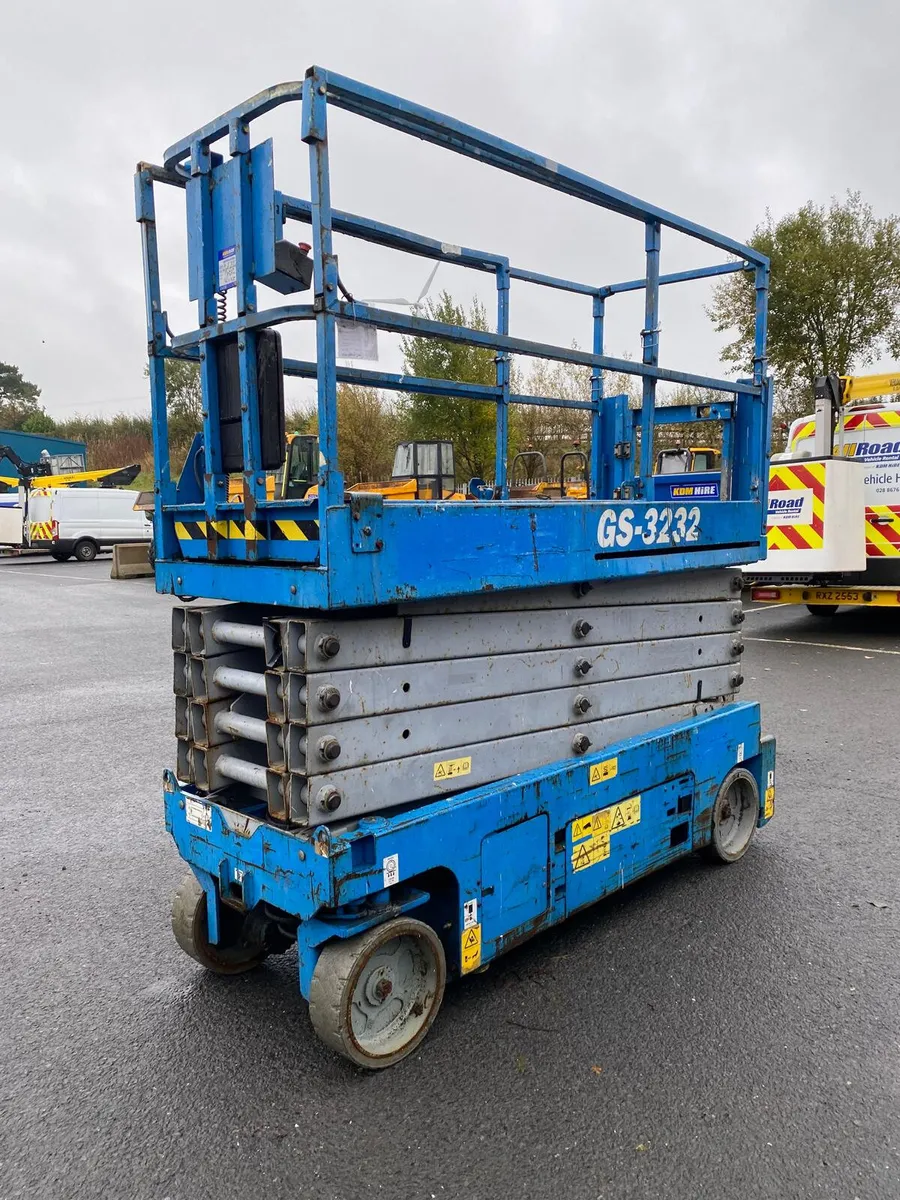 2014 GENIE GS3232 38FT NARROW ELECTRIC SCISSOR - Image 3