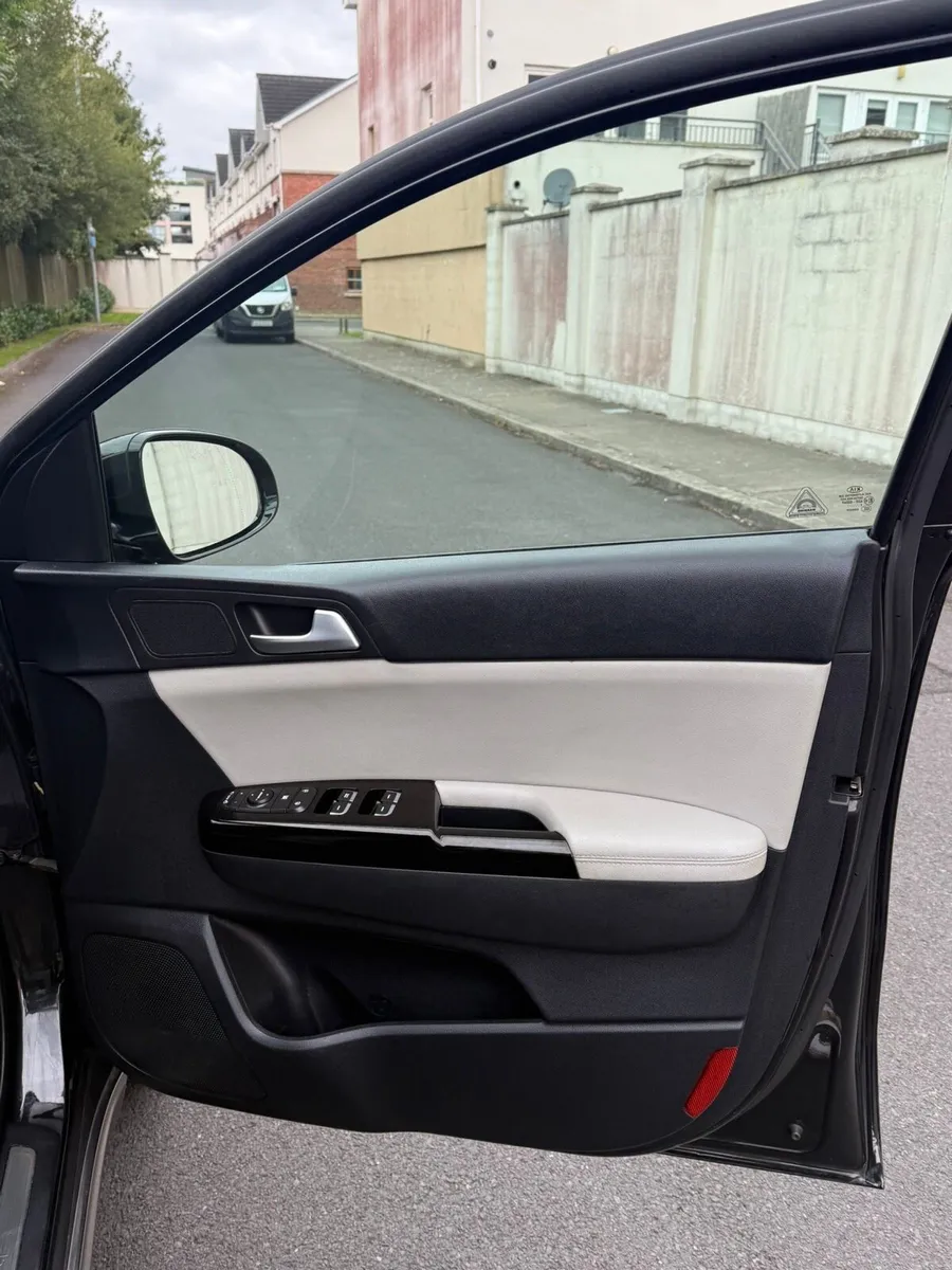 KIA SPORTAGE - Image 4