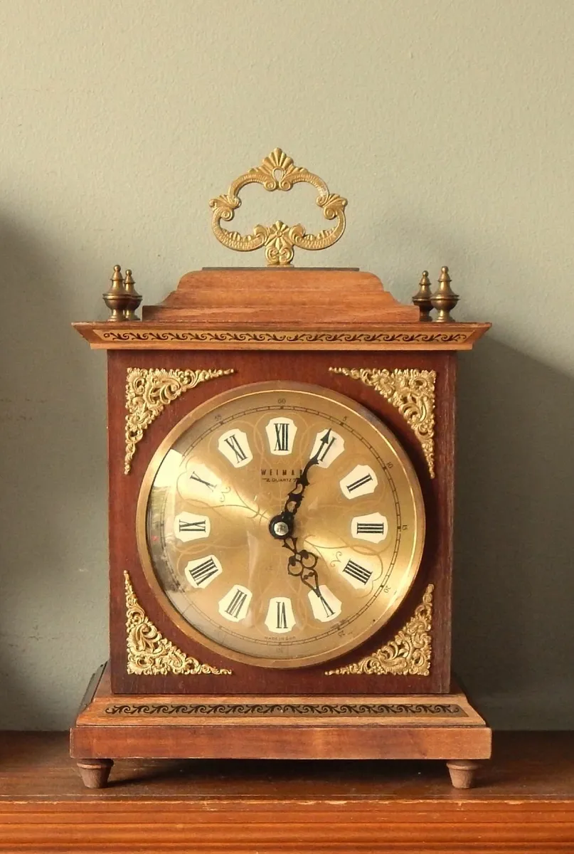 Vintage Weimar Mantle Quartz Clock in Wood Case - Image 1