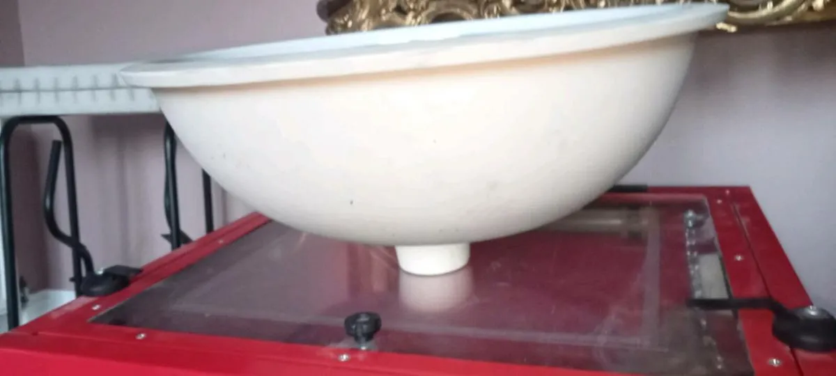 Undermount bathroom sink - Image 4