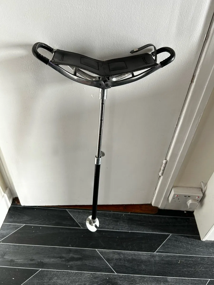 Shooting stick - seat for field sports - Image 1
