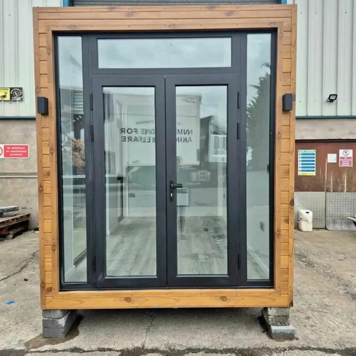 14ft x 8ft Unit - Brown Wood Effect - Image 3