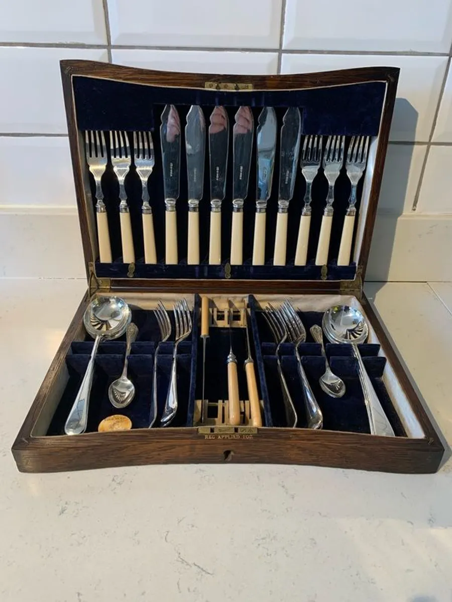 Vintage EPNS cutlery set in original oak canteen. - Image 1