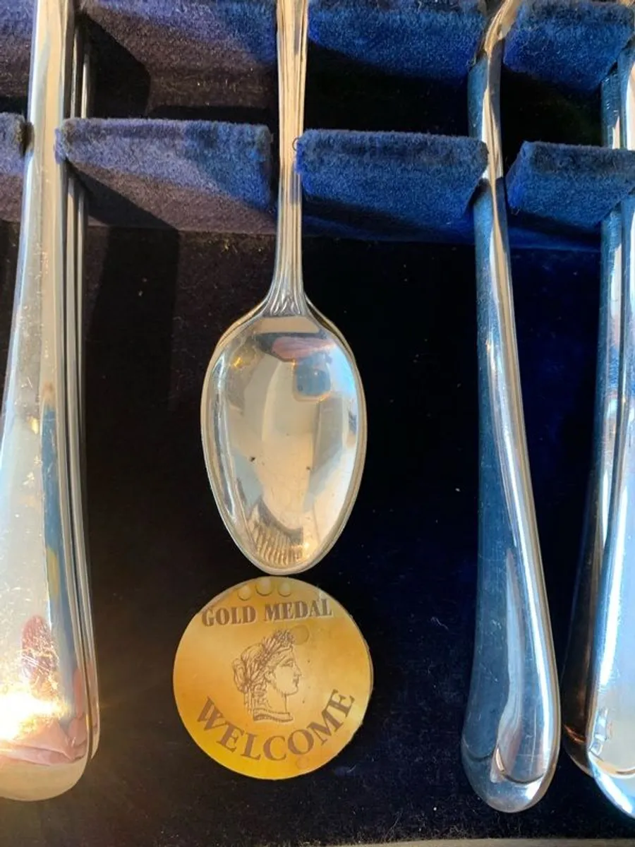 Vintage EPNS cutlery set in original oak canteen. - Image 4