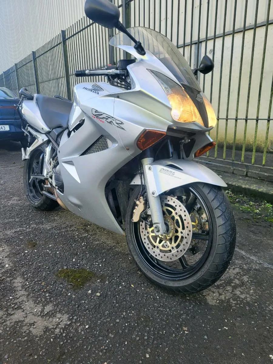 VFR 800  Vtec 2002 low miles - Image 1