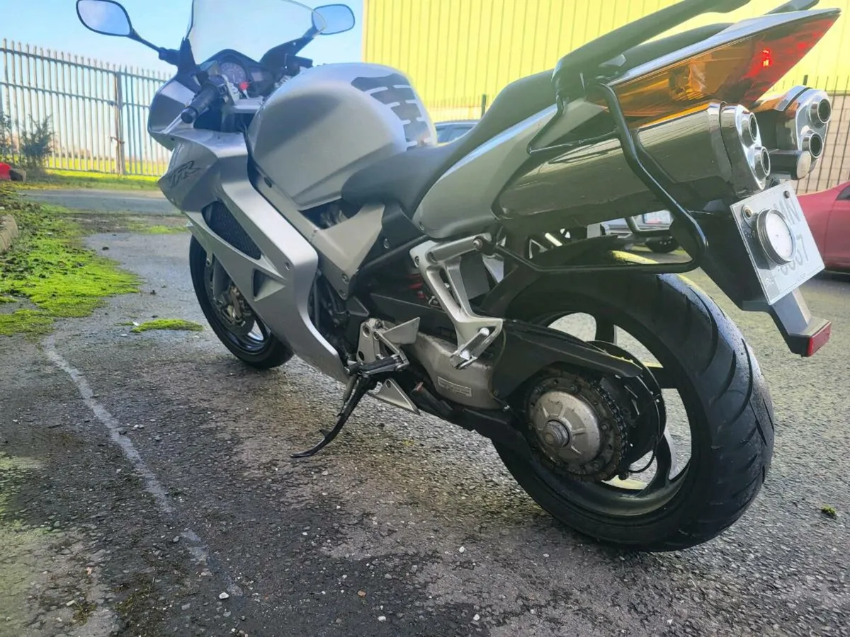 VFR 800  Vtec 2002 low miles - Image 2