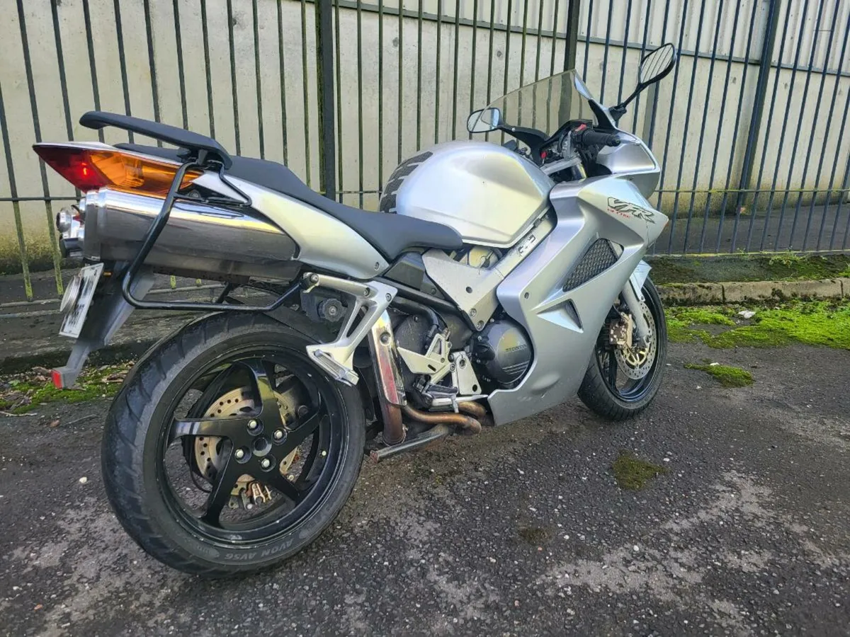 VFR 800  Vtec 2002 low miles - Image 3