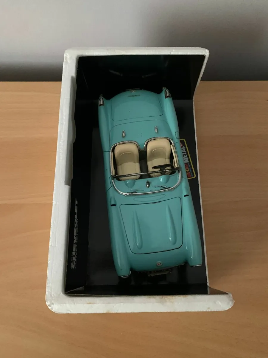 1957 Chevrolet Corvette 1/18 Burago Model Car - Image 4