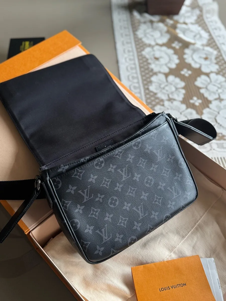 Louis Vuitton PM District - Image 2