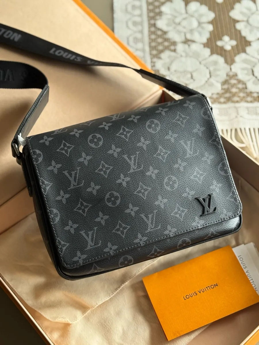 Louis Vuitton PM District - Image 1