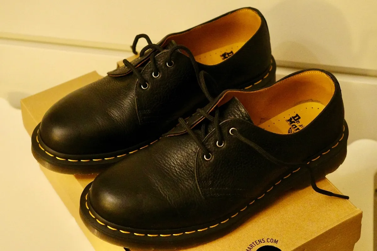 Dr Martens leather shoes size UK8 like new - Image 3