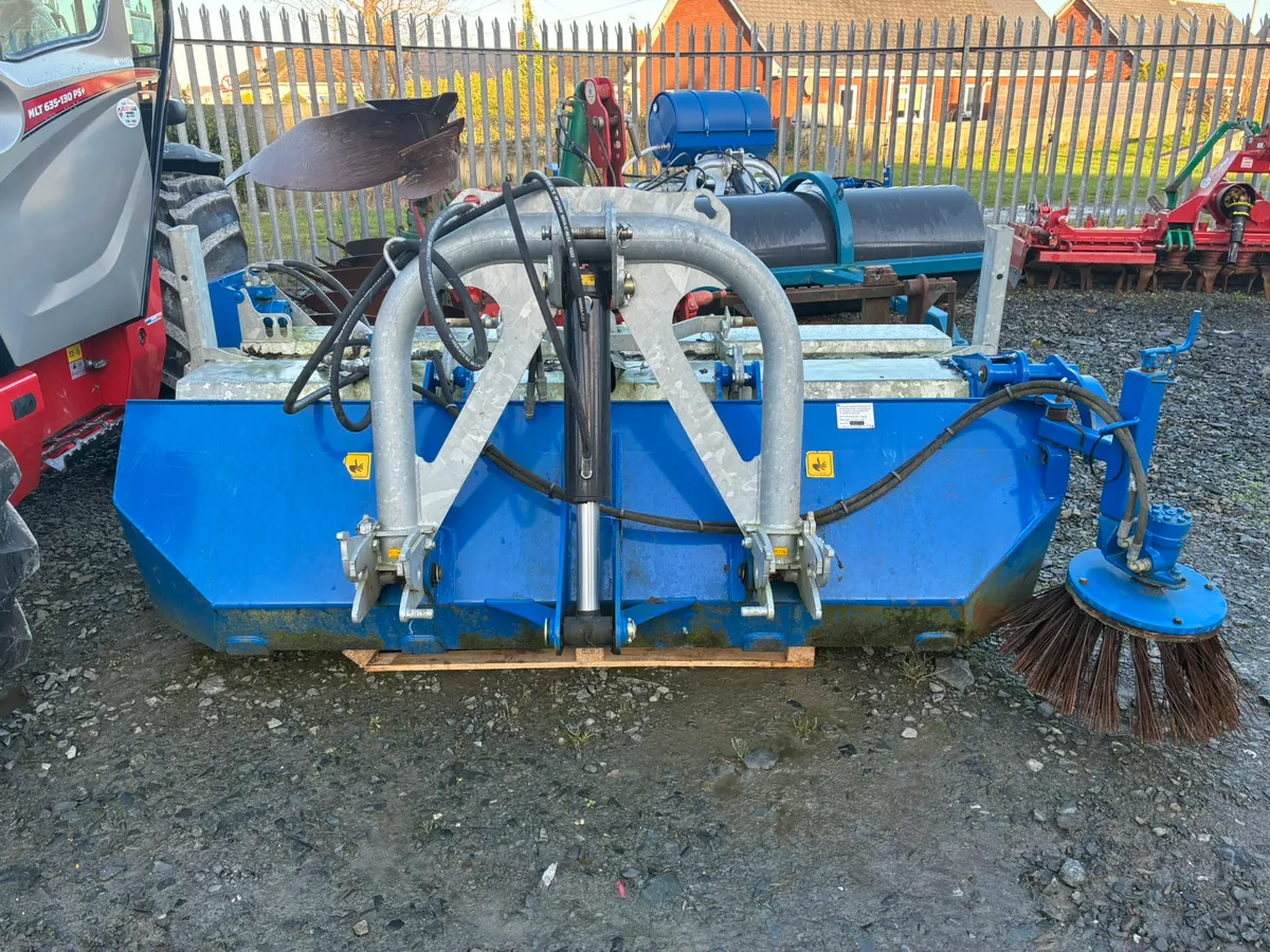 Immaculate Nc 2300 sweeper with side brush - Image 1