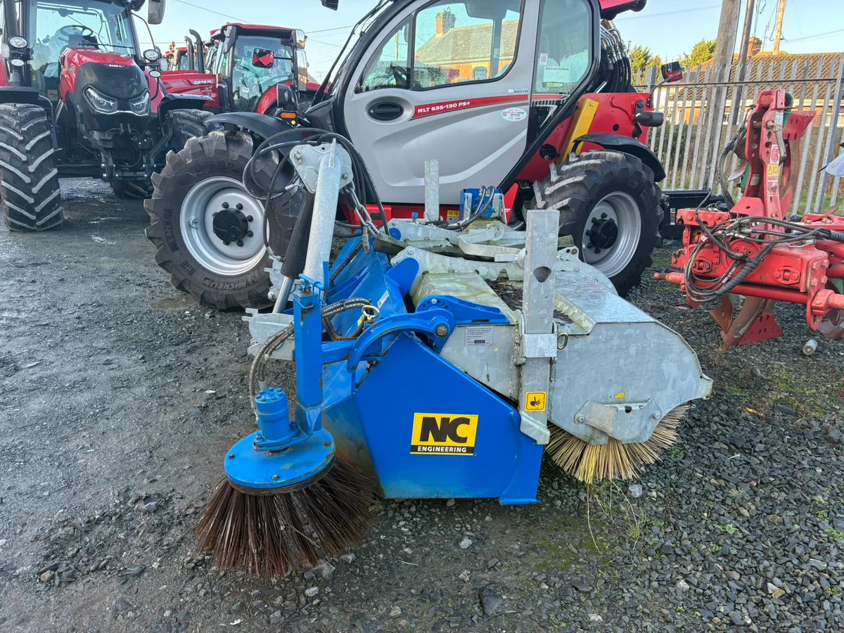 Immaculate Nc 2300 sweeper with side brush - Image 2