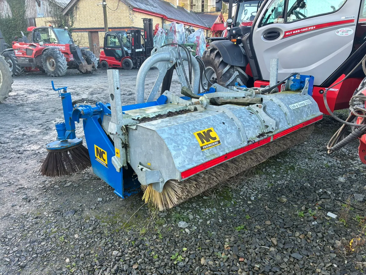 Immaculate Nc 2300 sweeper with side brush - Image 3