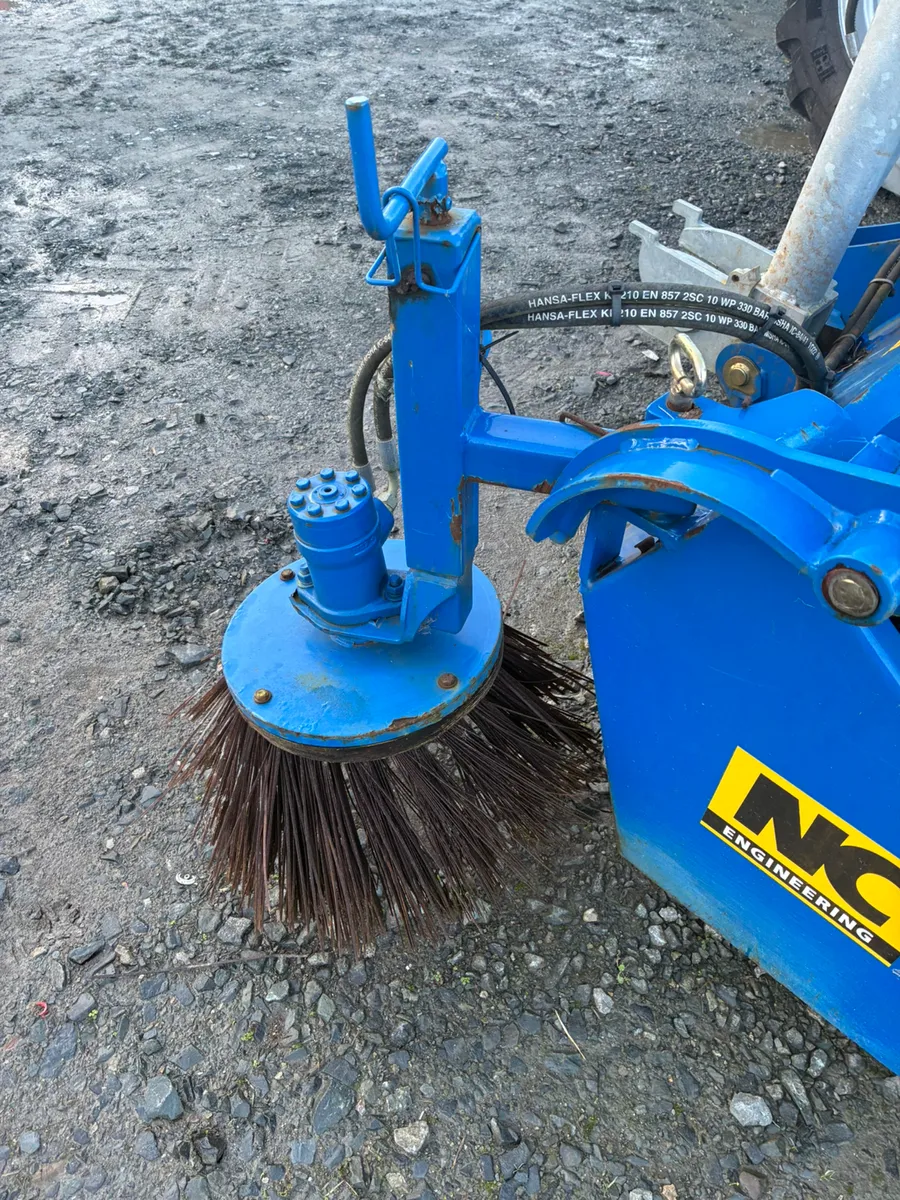 Immaculate Nc 2300 sweeper with side brush - Image 4