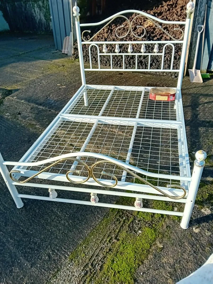 Metal double bed - Image 1