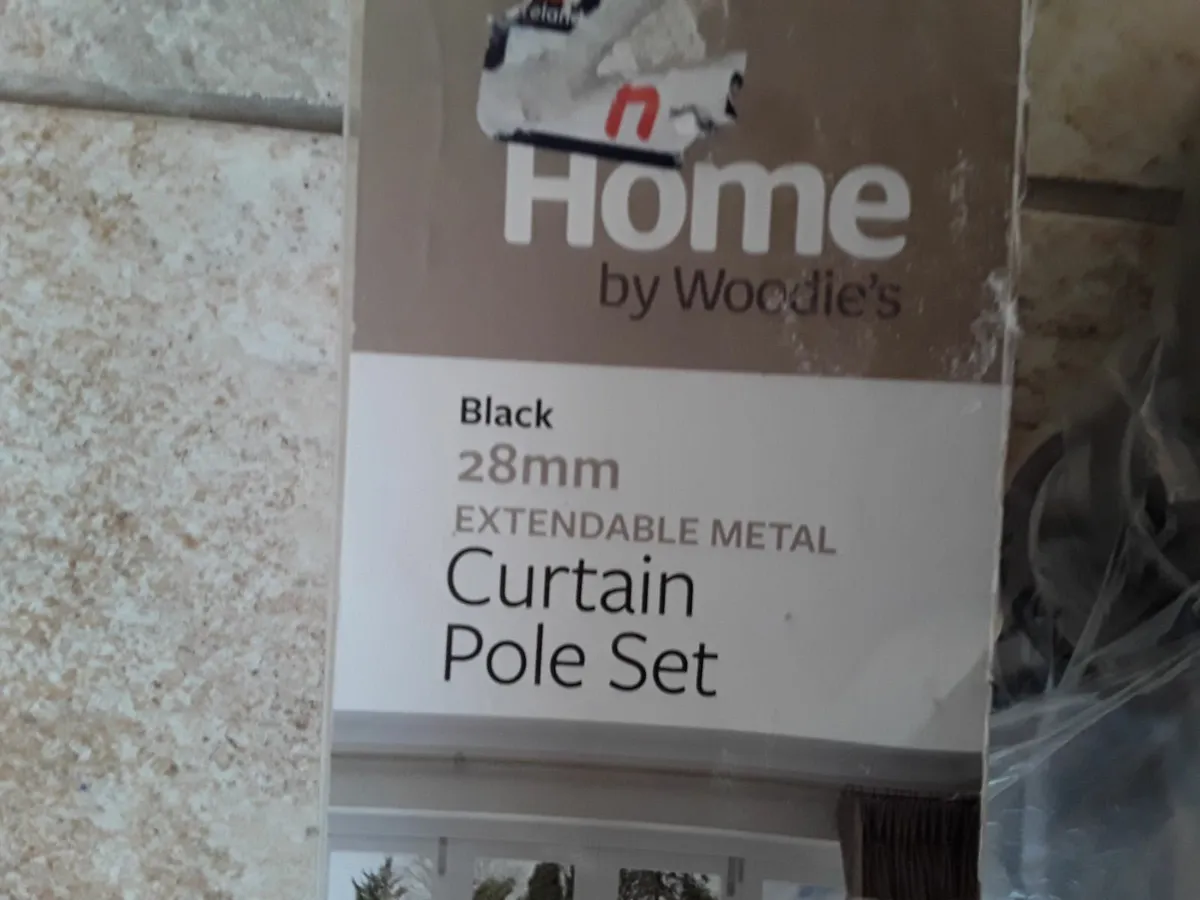 Black metal pole bracket and rings - Image 2