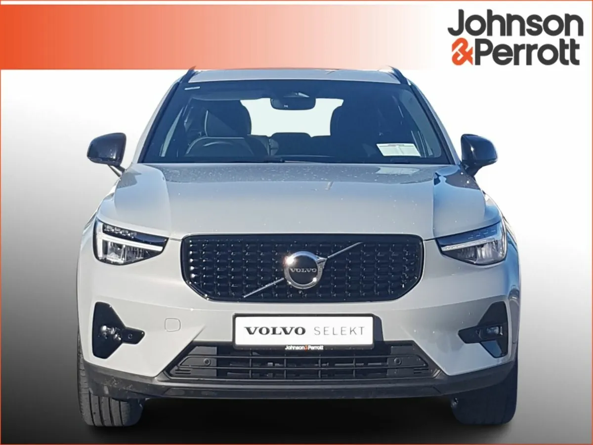 Volvo XC40 2.0 B3 163bhp MHEV Plus Dark (Heated Wi - Image 4