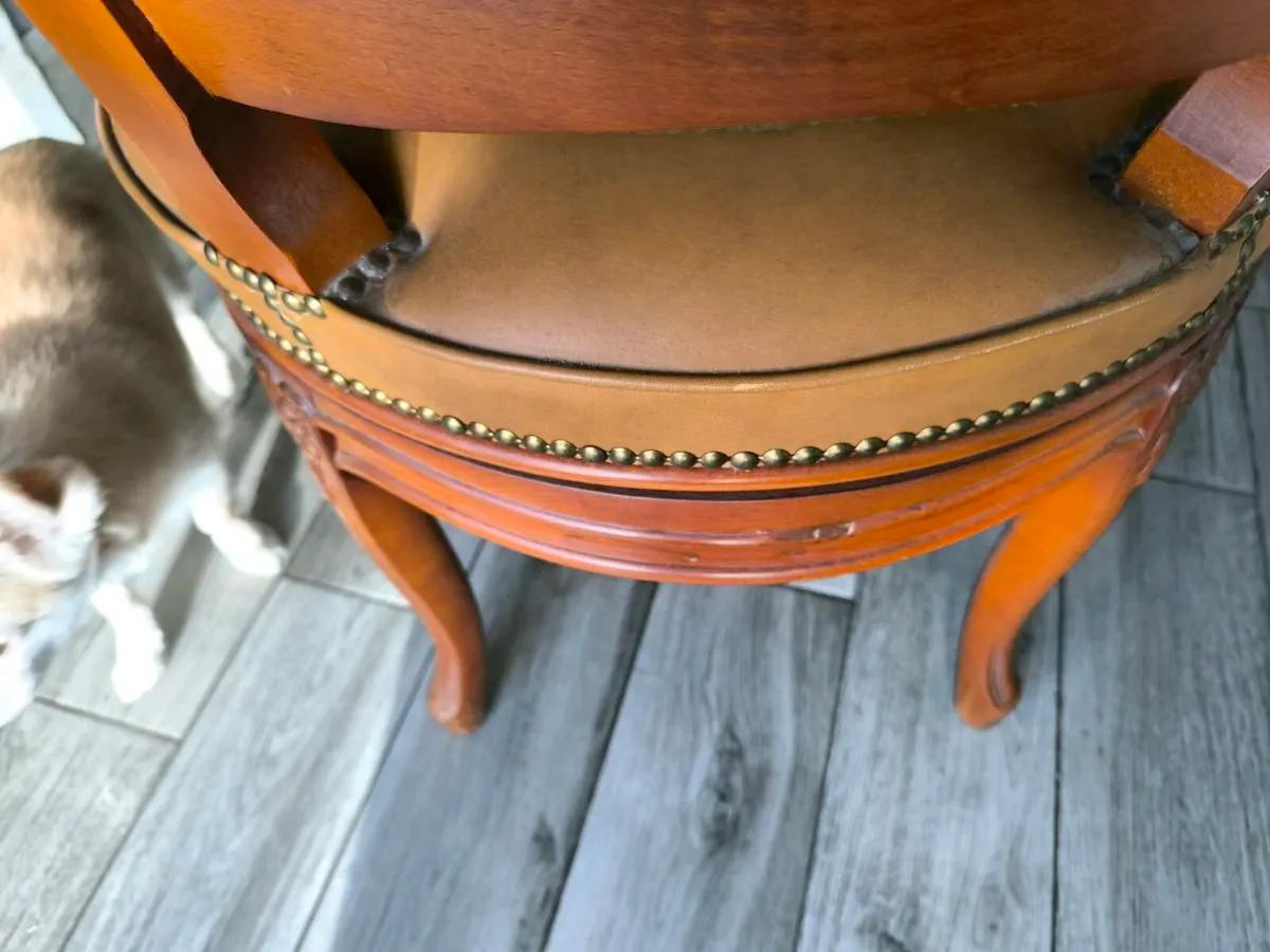 Antique leather chair - Image 2