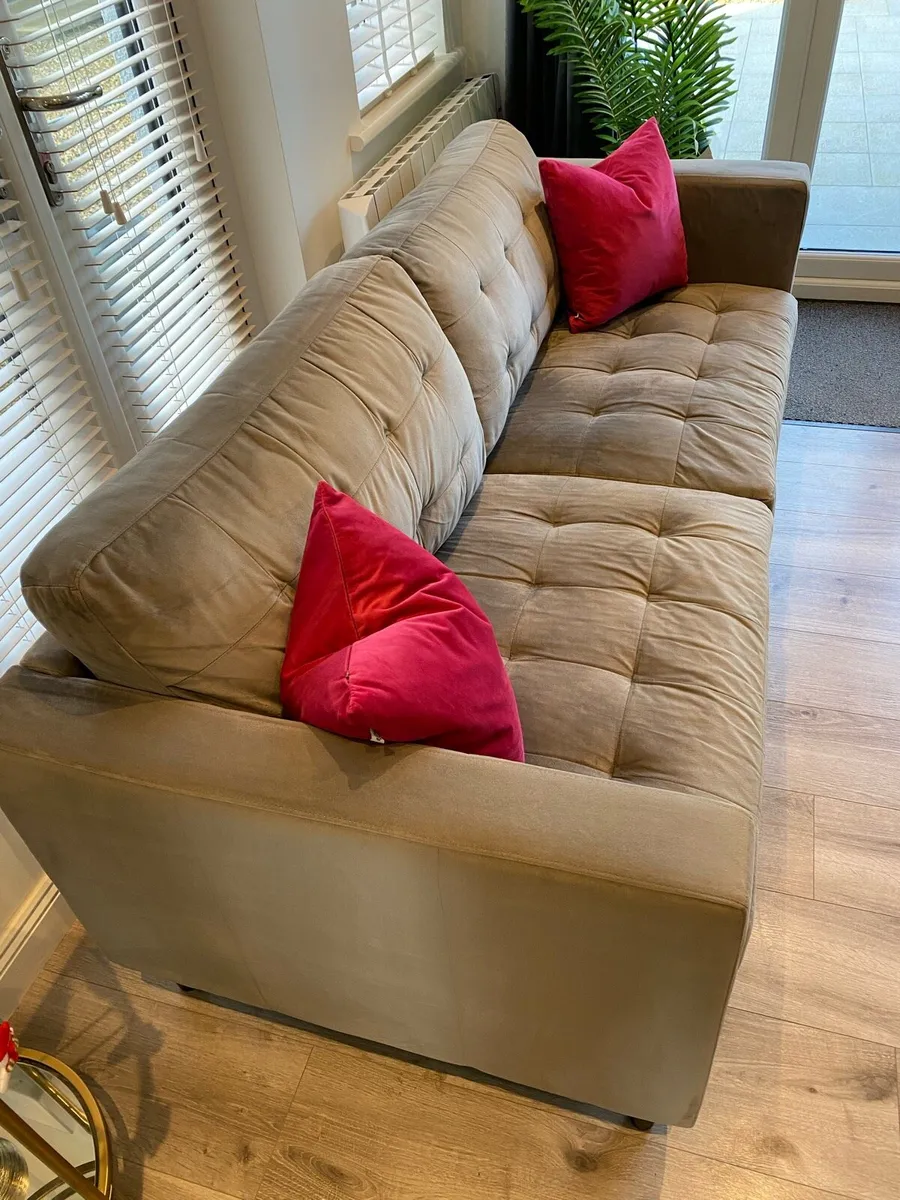 Three seater velvet couch - Image 1