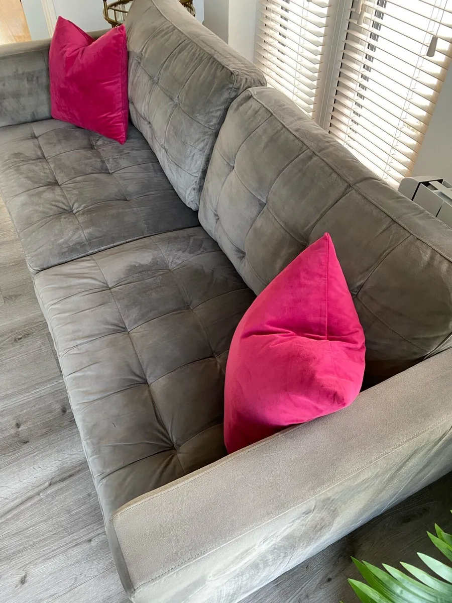 Three seater velvet couch - Image 2