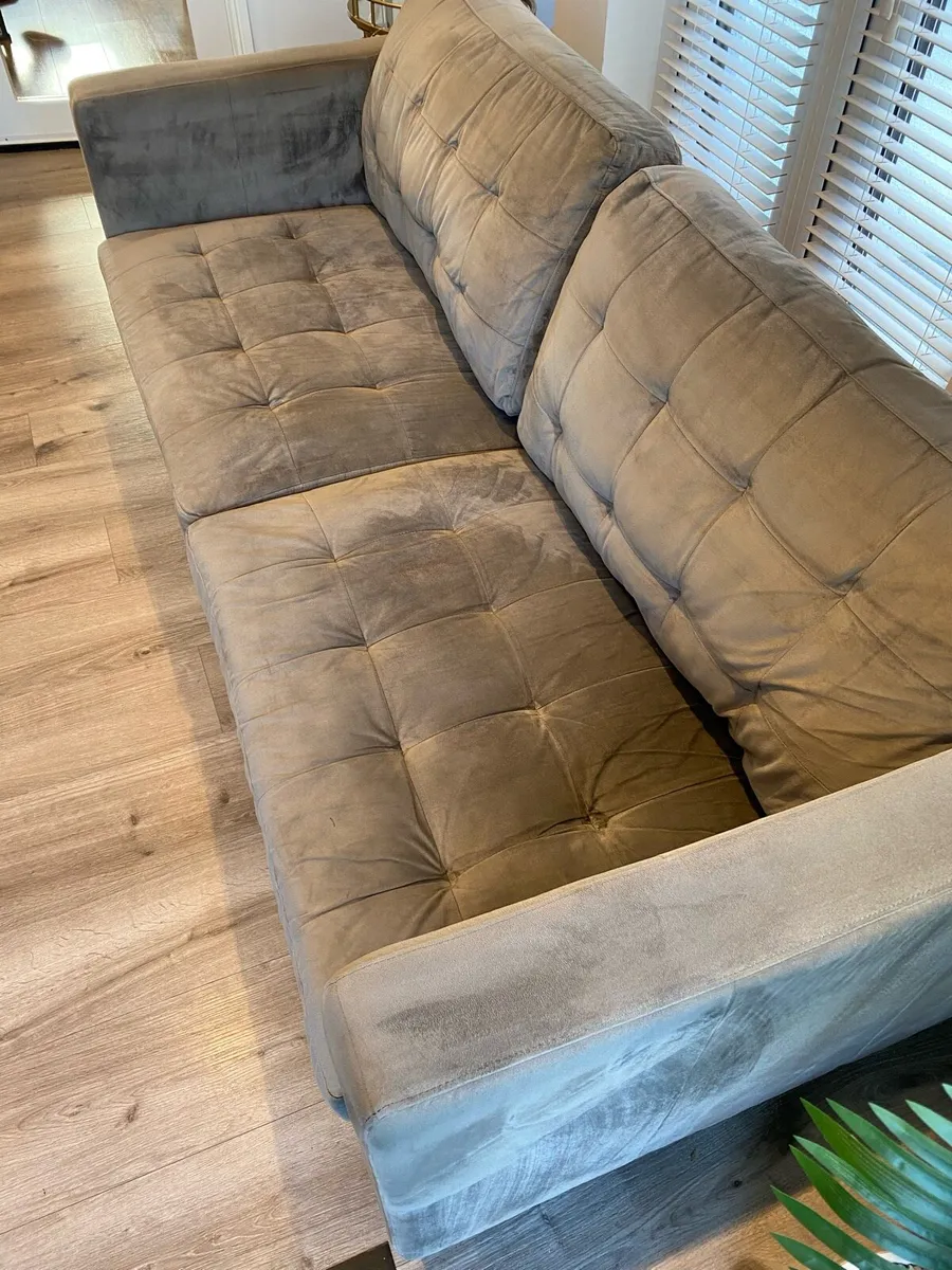 Three seater velvet couch - Image 3
