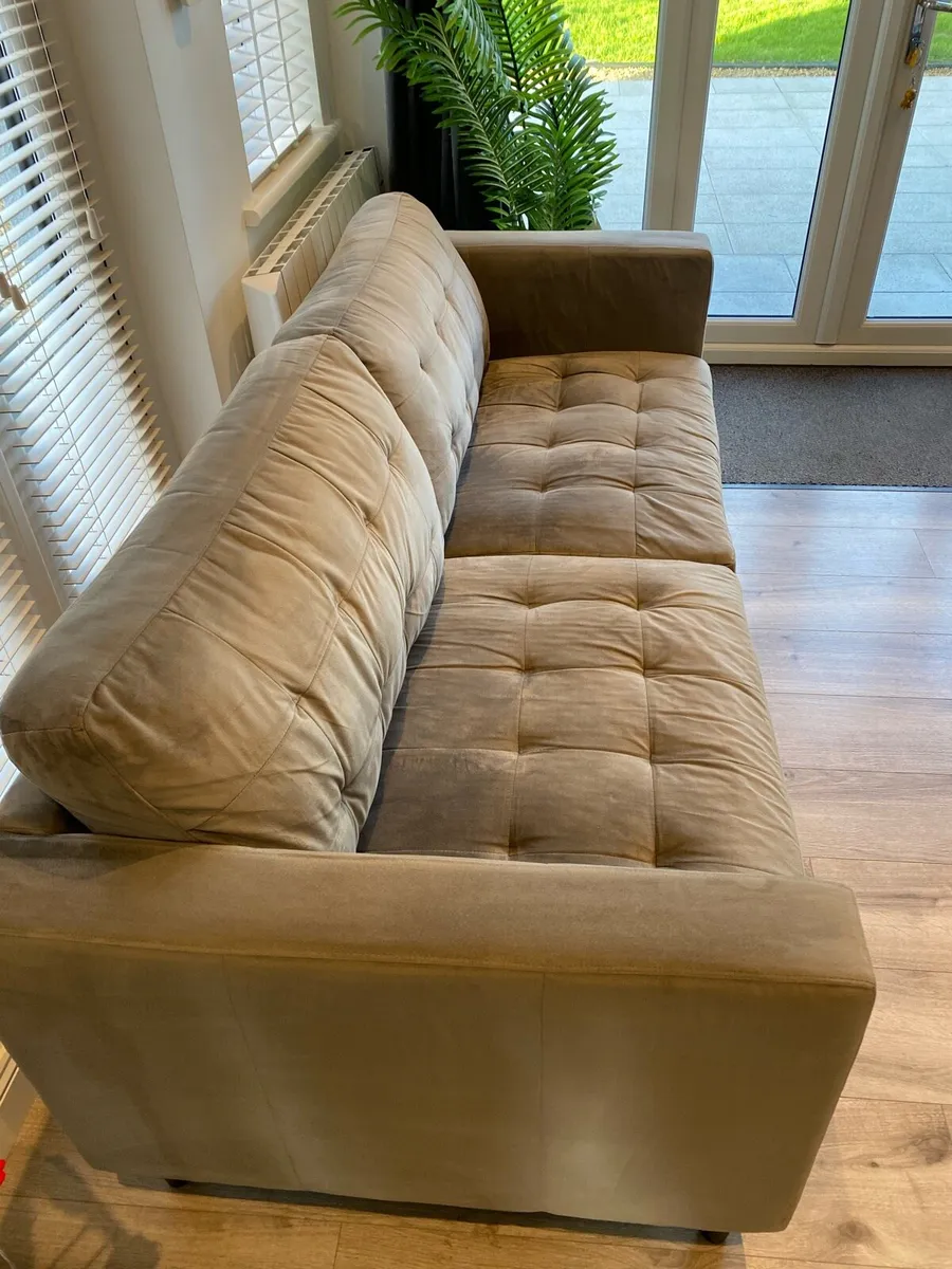 Three seater velvet couch - Image 4