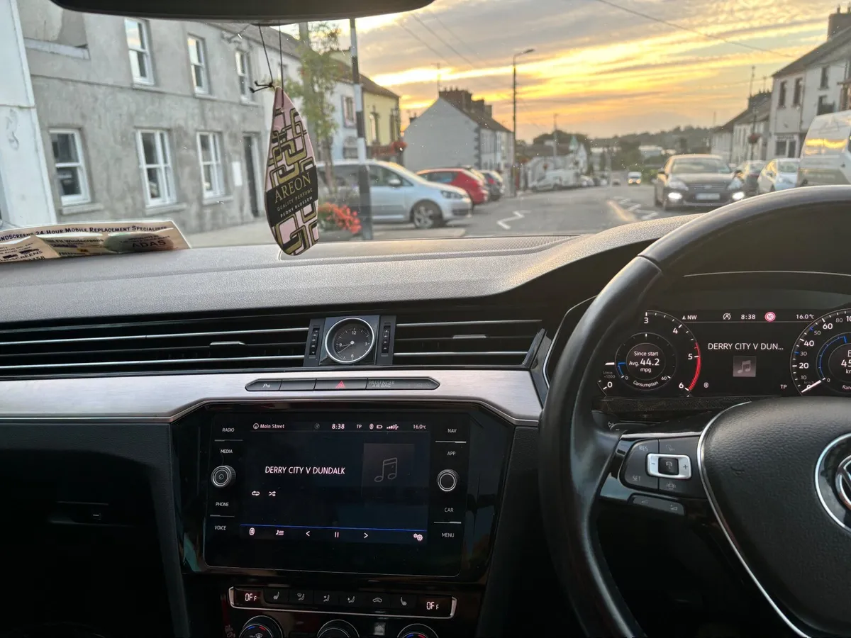 Volkswagen Passat 2019 - Image 3