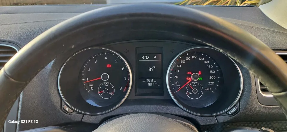 Volkswagen Golf 1.2 petrol Automatic Low Kms - Image 4