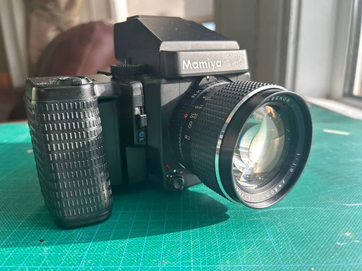 Mamiya 645 Super Kit; Near Mint Condition Recently serviced Mamiya 645 Super with Tamron Sekkor 80mm 1.9 lens; Mamiya 645 AE Prism Finder; Mamiya 645 Super Waist Finder Viewer with magnifier; Mamiya 645 Super Motor Power Winder Grip; Darkslide; Extra Film - Image 4